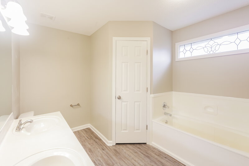 1,745/Mo, 5431 Fernglen St Memphis, TN 38141 Main Bathroom View