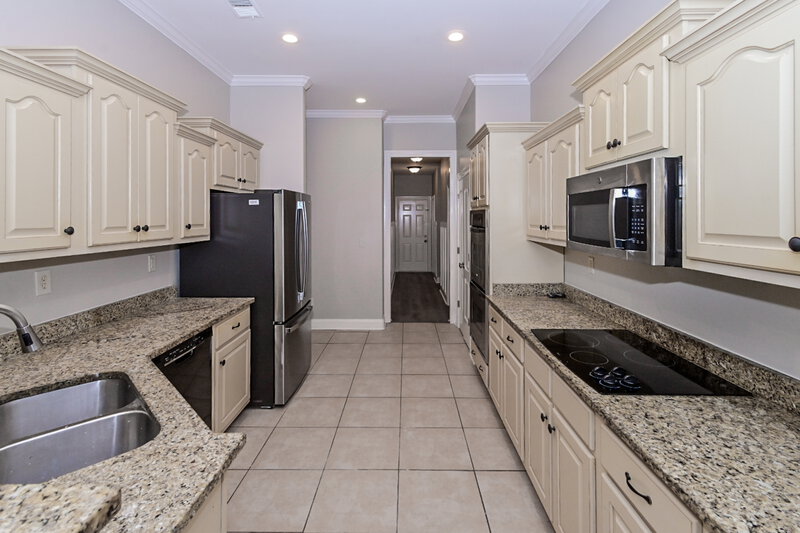 2,370/Mo, 3547 Thorn Tree Ln Southaven, MS 38672 Kitchen View 2