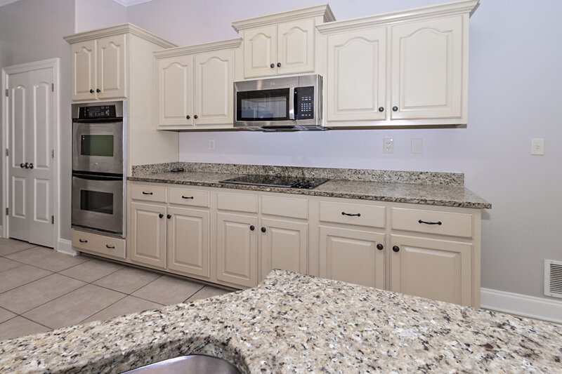 2,370/Mo, 3547 Thorn Tree Ln Southaven, MS 38672 Kitchen View 3