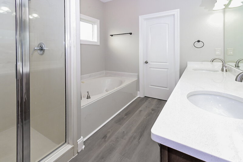 2,370/Mo, 3547 Thorn Tree Ln Southaven, MS 38672 Main Bathroom View