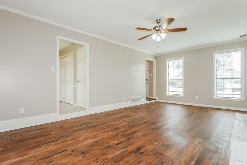 1,800/Mo, 7733 Deerfield Trce Memphis, TN 38133 Living Room View 2