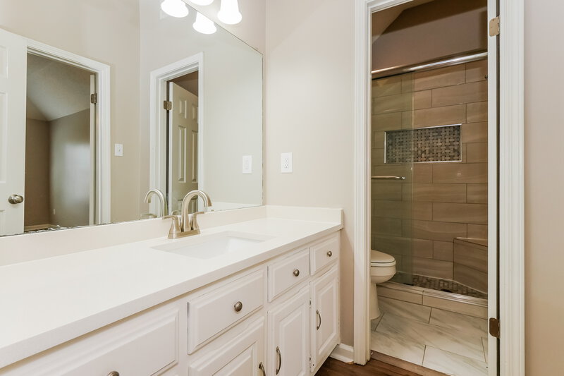 1,800/Mo, 7733 Deerfield Trce Memphis, TN 38133 Main Bathroom View