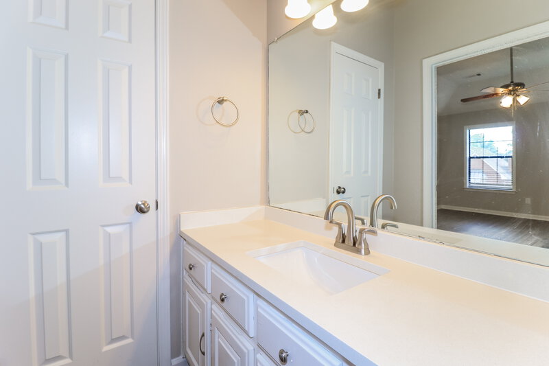 2,060/Mo, 7733 Deerfield Trce Memphis, TN 38133 Main Bathroom View