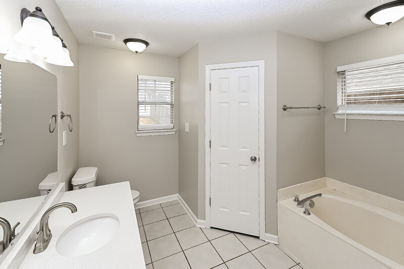 1,795/Mo, 8752 Cat Tail Dr Southaven, MS 38671 Main Bathroom View