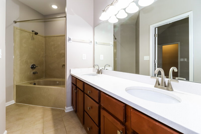 1,885/Mo, 4899 Longleaf Oak Cv Arlington, TN 38002 Main Bathroom View
