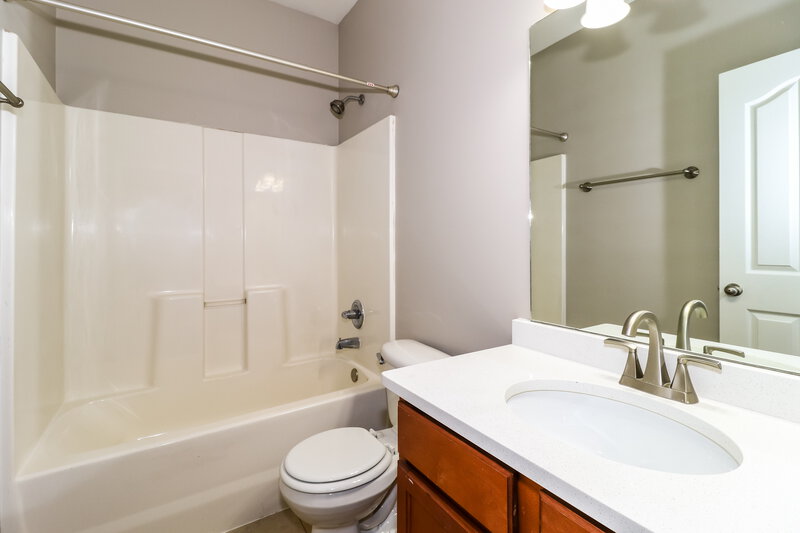 1,885/Mo, 4899 Longleaf Oak Cv Arlington, TN 38002 Bathroom View
