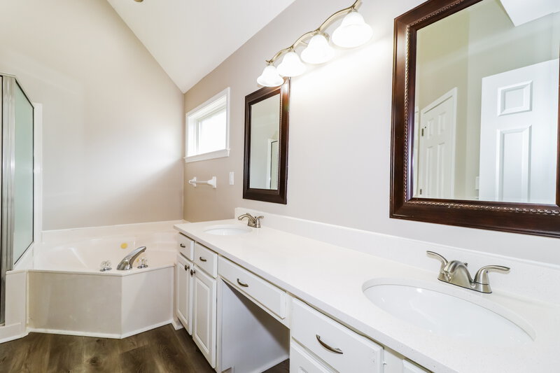 2,140/Mo, 9245 Tamhaven Dr Cordova, TN 38016 Main Bathroom View