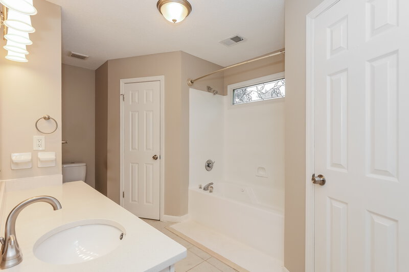 1,945/Mo, 1040 Trappers Cv Cordova, TN 38018 Main Bathroom View