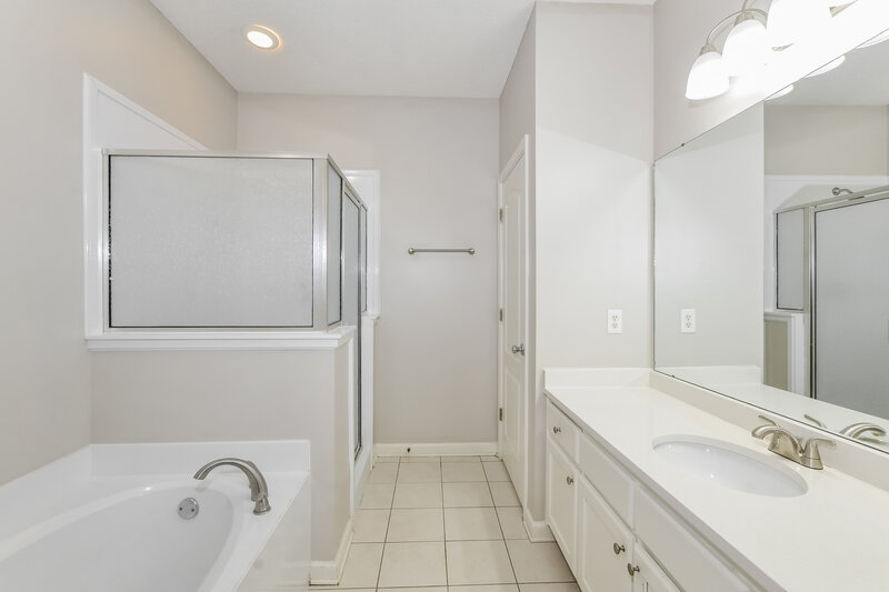 1,940/Mo, 8662 Valmont Cir Cordova, TN 38016 Main Bathroom View