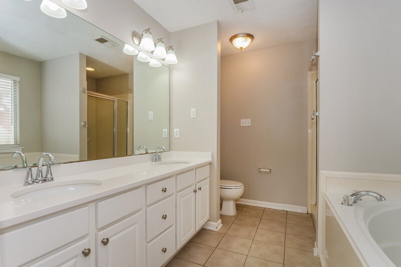 1,875/Mo, 4825 Graham Lake Dr Olive Branch, MS 38654 Main Bathroom View