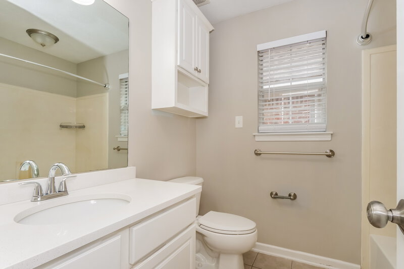 1,875/Mo, 4825 Graham Lake Dr Olive Branch, MS 38654 Bathroom View