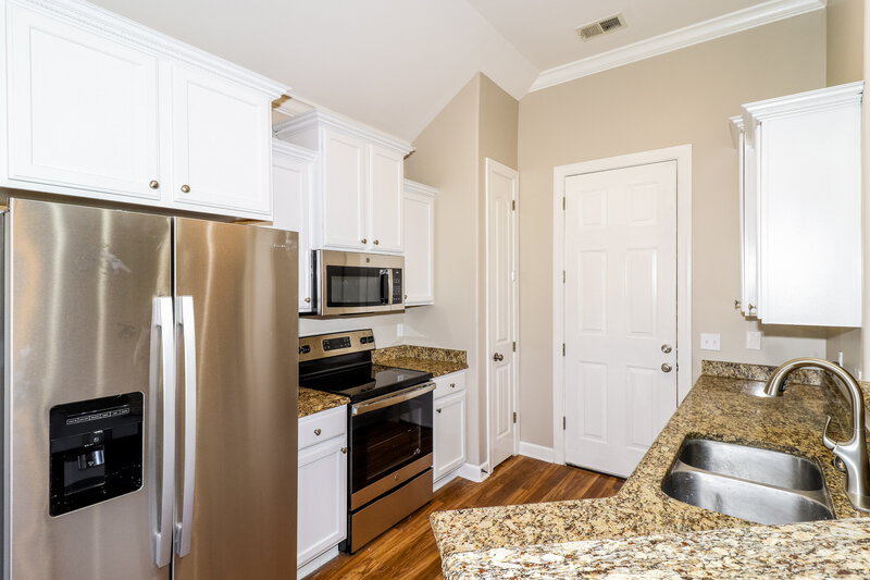 2,500/Mo, 1386 Sawmill Creek Ln Cordova, TN 38016 Kitchen View 2