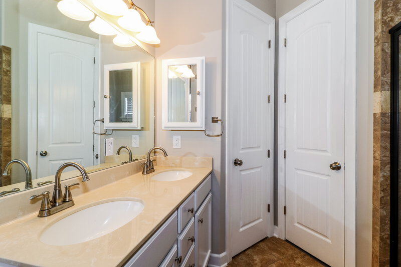 2,500/Mo, 1386 Sawmill Creek Ln Cordova, TN 38016 Main Bathroom View