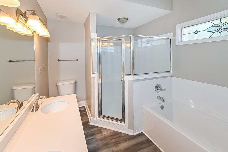 1,955/Mo, 7976 Tankard Dr Memphis, TN 38125 Main Bathroom View