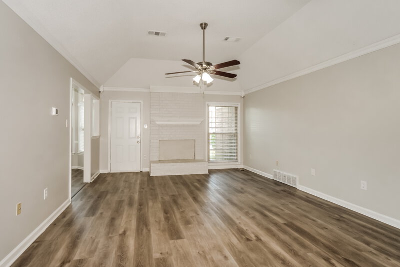 2,250/Mo, 7308 Schilling Cv E Memphis, TN 38125 Living Room View 2