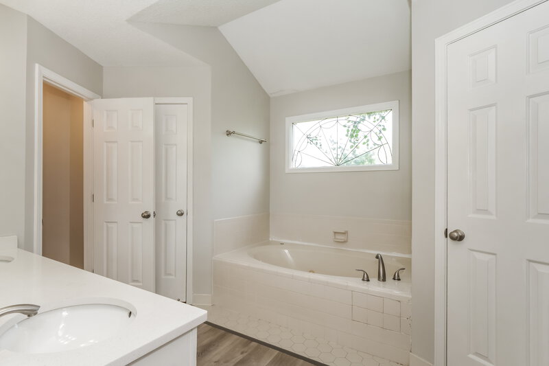 2,250/Mo, 7308 Schilling Cv E Memphis, TN 38125 Primary Bathroom View