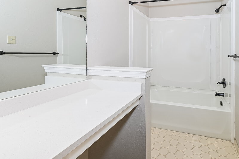 3,240/Mo, 5404 Pear Dr Southaven, MS 38671 Main Bathroom View