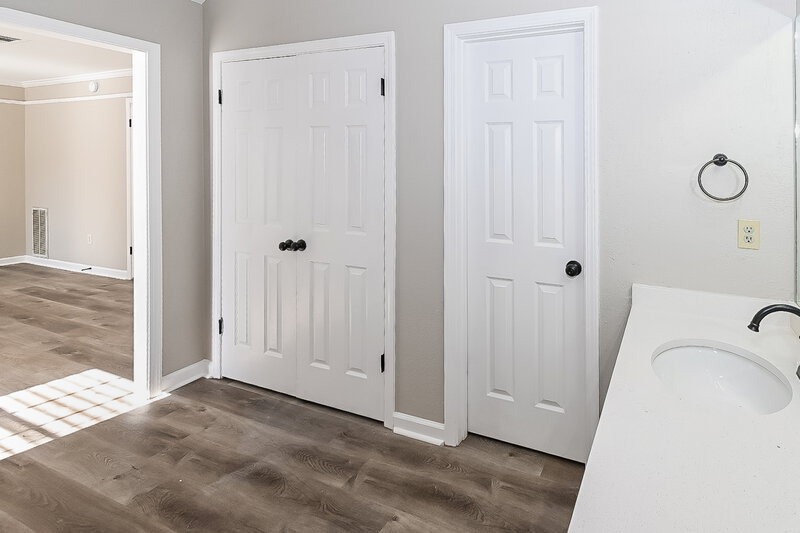 3,240/Mo, 5404 Pear Dr Southaven, MS 38671 Main Bathroom View 2