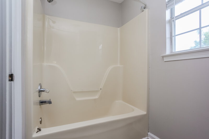 1,865/Mo, 6722 Finch Rd Memphis, TN 38141 Main Bathroom View