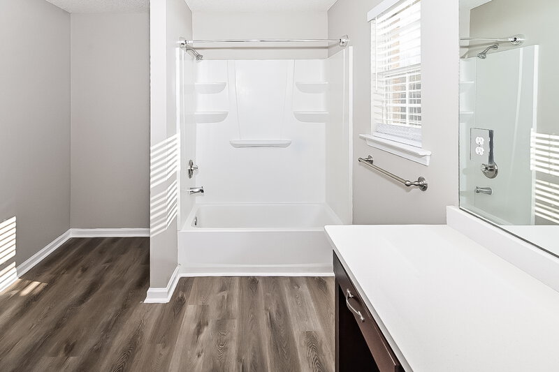 1,840/Mo, 340 E Oak Grove Rd Hernando, MS 38632 Main Bathroom View
