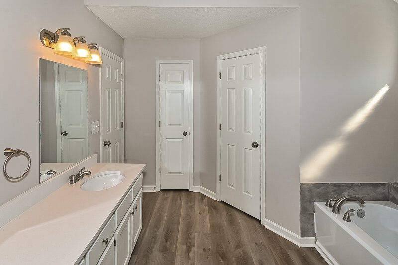 2,135/Mo, 7831 Tankard Dr Memphis, TN 38125 Main Bathroom View 2