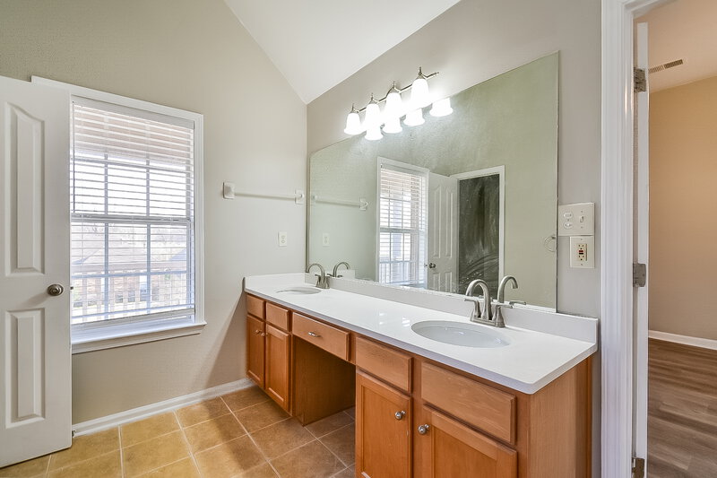 1,965/Mo, 8531 Griffin Park Dr Cordova, TN 38018 Main Bathroom View