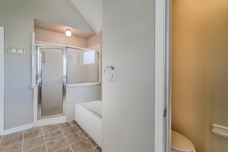 1,965/Mo, 8531 Griffin Park Dr Cordova, TN 38018 Main Bathroom View 2