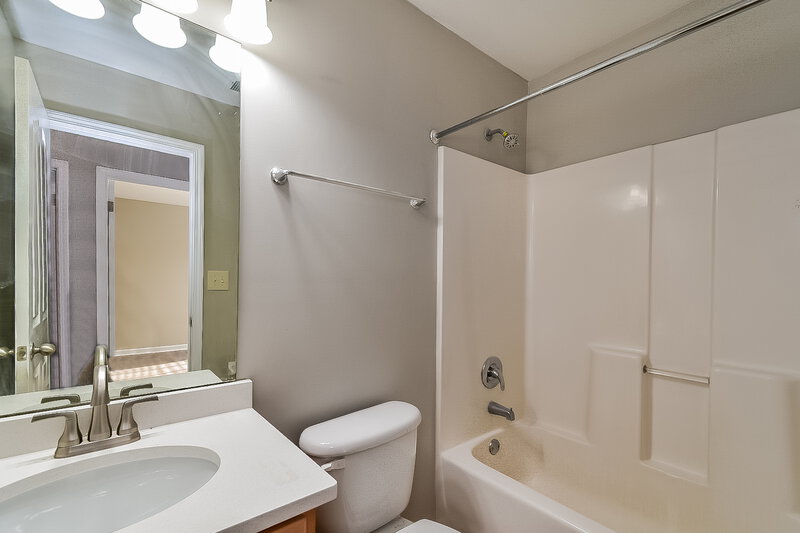 1,965/Mo, 8531 Griffin Park Dr Cordova, TN 38018 Bathroom View