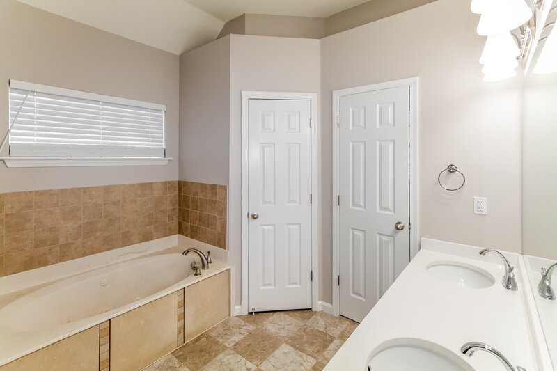 1,825/Mo, 7411 Winston Cv Walls, MS 38680 Main Bathroom View