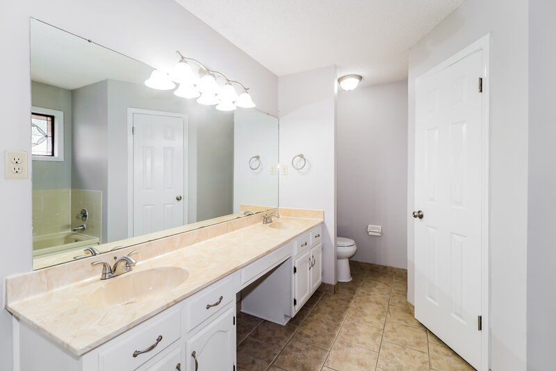 1,995/Mo, 6399 Yale Rd Bartlett, TN 38134 Main Bathroom View