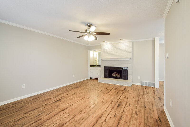 1,975/Mo, 938 Pheasant Hollow Dr Cordova, TN 38018 Living Room View 2