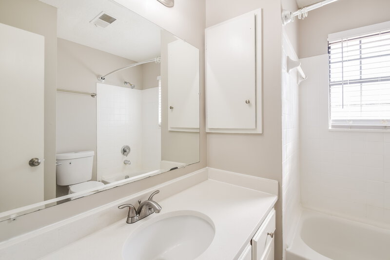 1,975/Mo, 938 Pheasant Hollow Dr Cordova, TN 38018 Main Bathroom View