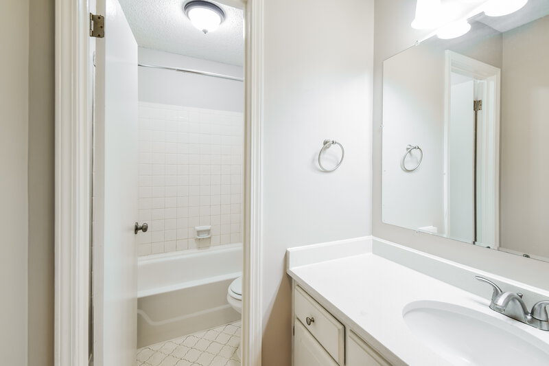 1,975/Mo, 938 Pheasant Hollow Dr Cordova, TN 38018 Bathroom View