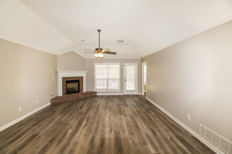 2,060/Mo, 3490 McIngvale Rd Hernando, MS 38632 Living Room View 2