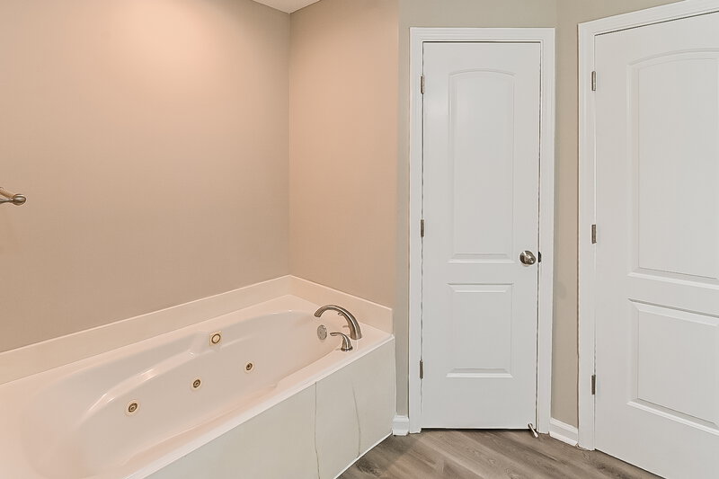 1,640/Mo, 7807 Nathan Sawyer Dr Southaven, MS 38671 Main Bathroom View