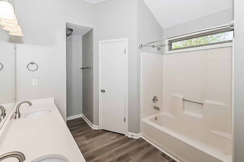 1,950/Mo, 9898 Sequoia Ln Olive Branch, MS 38654 Main Bathroom View
