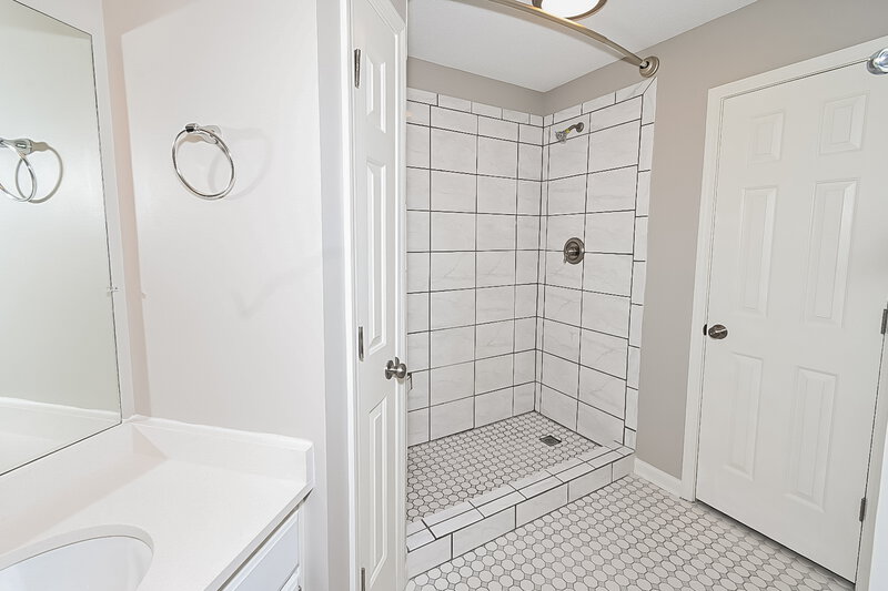 1,850/Mo, 7667 Fox Terrace Cv Olive Branch, MS 38654 Main Bathroom View