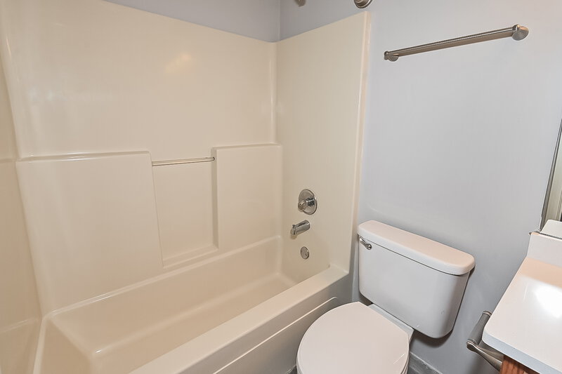 1,850/Mo, 7667 Fox Terrace Cv Olive Branch, MS 38654 Bathroom View