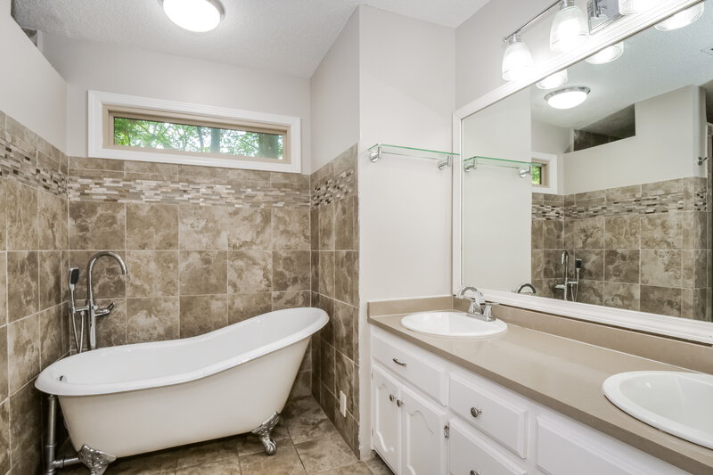 1,985/Mo, 2703 Twisted Oak Cv N Cordova, TN 38016 Main Bathroom View