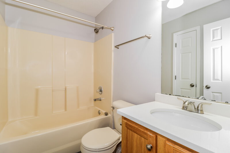 1,650/Mo, 35 Center Oak Dr Oakland, TN 38060 Bathroom View
