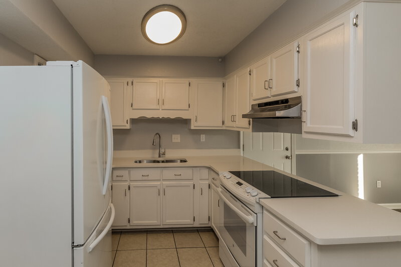 1,810/Mo, 5691 Briarwood Dr Horn Lake, MS 38637 Kitchen View 2
