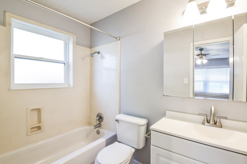 1,680/Mo, 5691 Briarwood Dr Horn Lake, MS 38637 Main Bathroom View