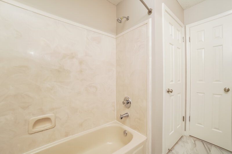 1,735/Mo, 2755 Fletcher View Dr Cordova, TN 38016 Main Bathroom View 2