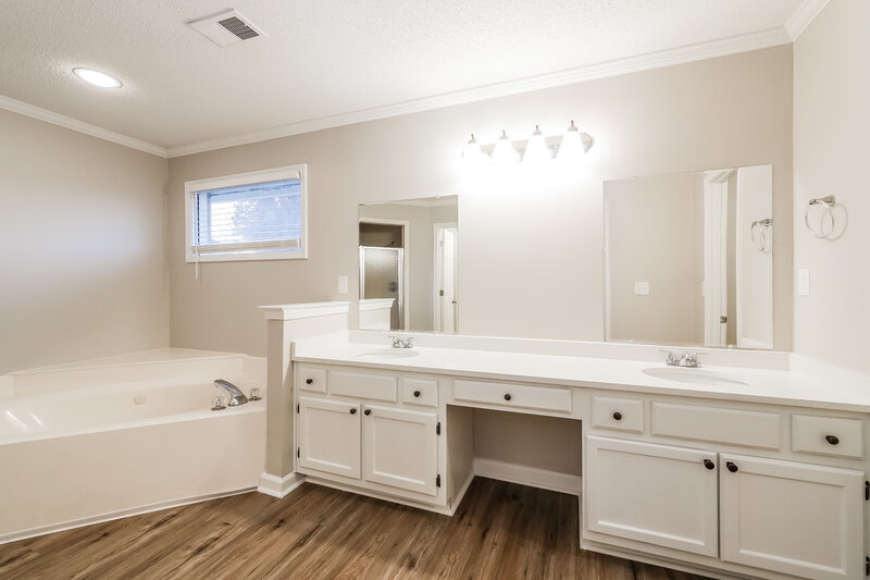 2,395/Mo, 1855 Oak Springs Dr Cordova, TN 38016 Main Bathroom View