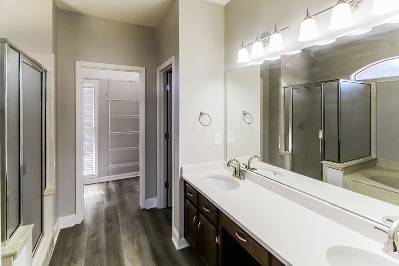 2,190/Mo, 628 Old River Cv Cordova, TN 38018 Main Bathroom View