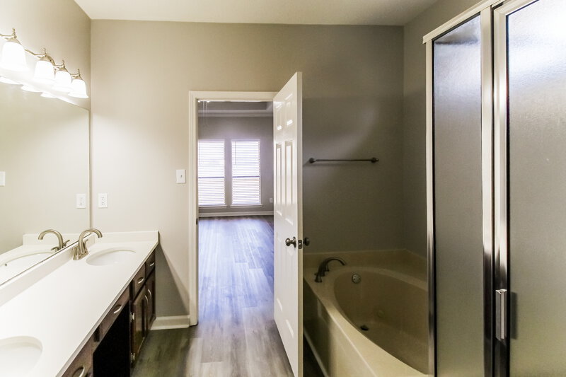 2,190/Mo, 628 Old River Cv Cordova, TN 38018 Bathroom View