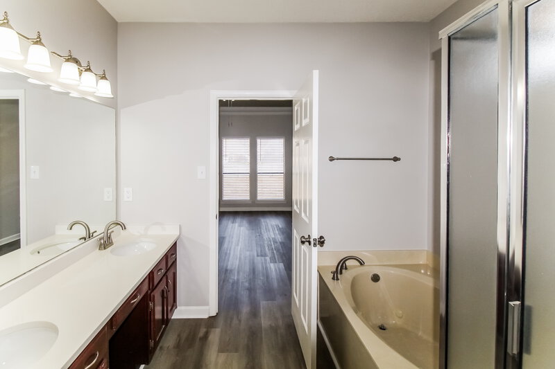 2,190/Mo, 628 Old River Cv Cordova, TN 38018 Bathroom View 2