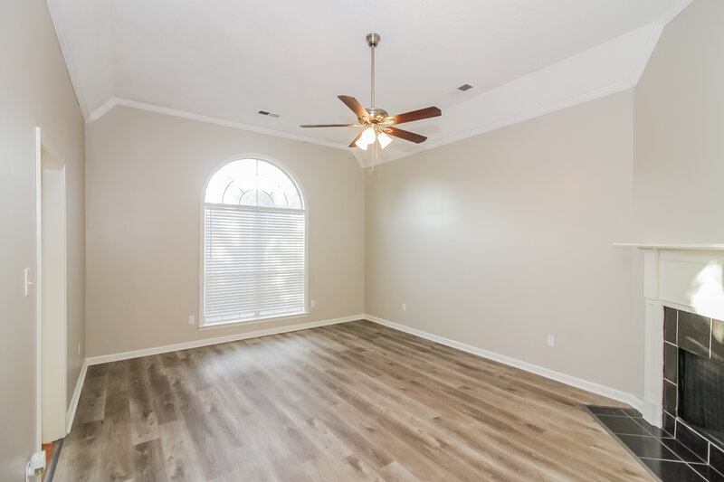 2,670/Mo, 600 Ashley Glen Cir W Cordova, TN 38018 Living Room View
