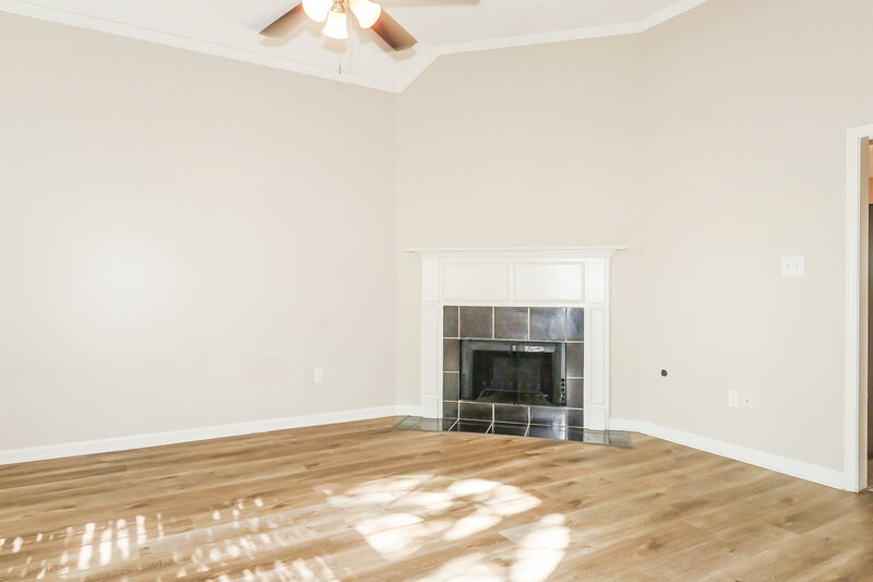 1,695/Mo, 600 Ashley Glen Cir W Cordova, TN 38018 Living Room View
