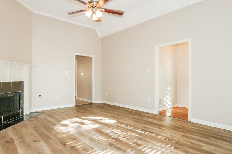 1,695/Mo, 600 Ashley Glen Cir W Cordova, TN 38018 Living Room View 2